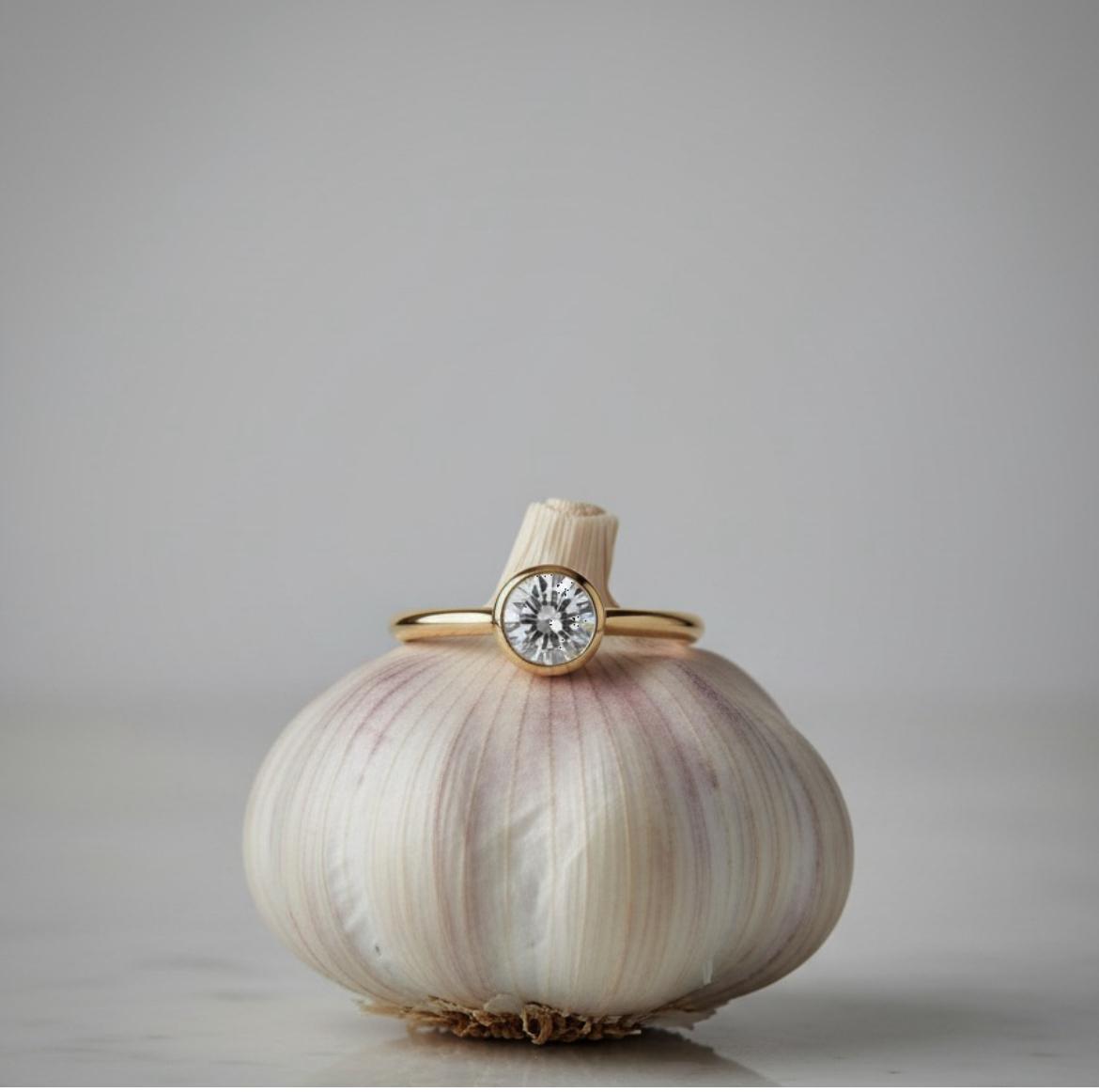 טבעת סוליטר משובצת יהלום מעבדה חצי קראט במסגרת זהב.