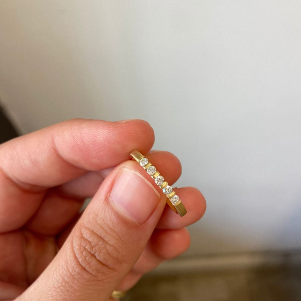 טבעת זהב דקה, 2 מלימטרים,  מנימליסטית משובצת 5 יהלום מעבדה