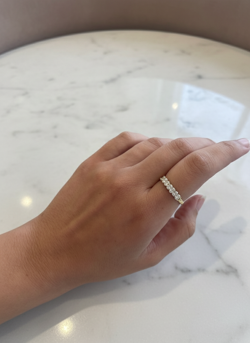 טבעת זהב משובצת 7 יהלומי מעבדה בחיתוך אובל 0.70 קראט