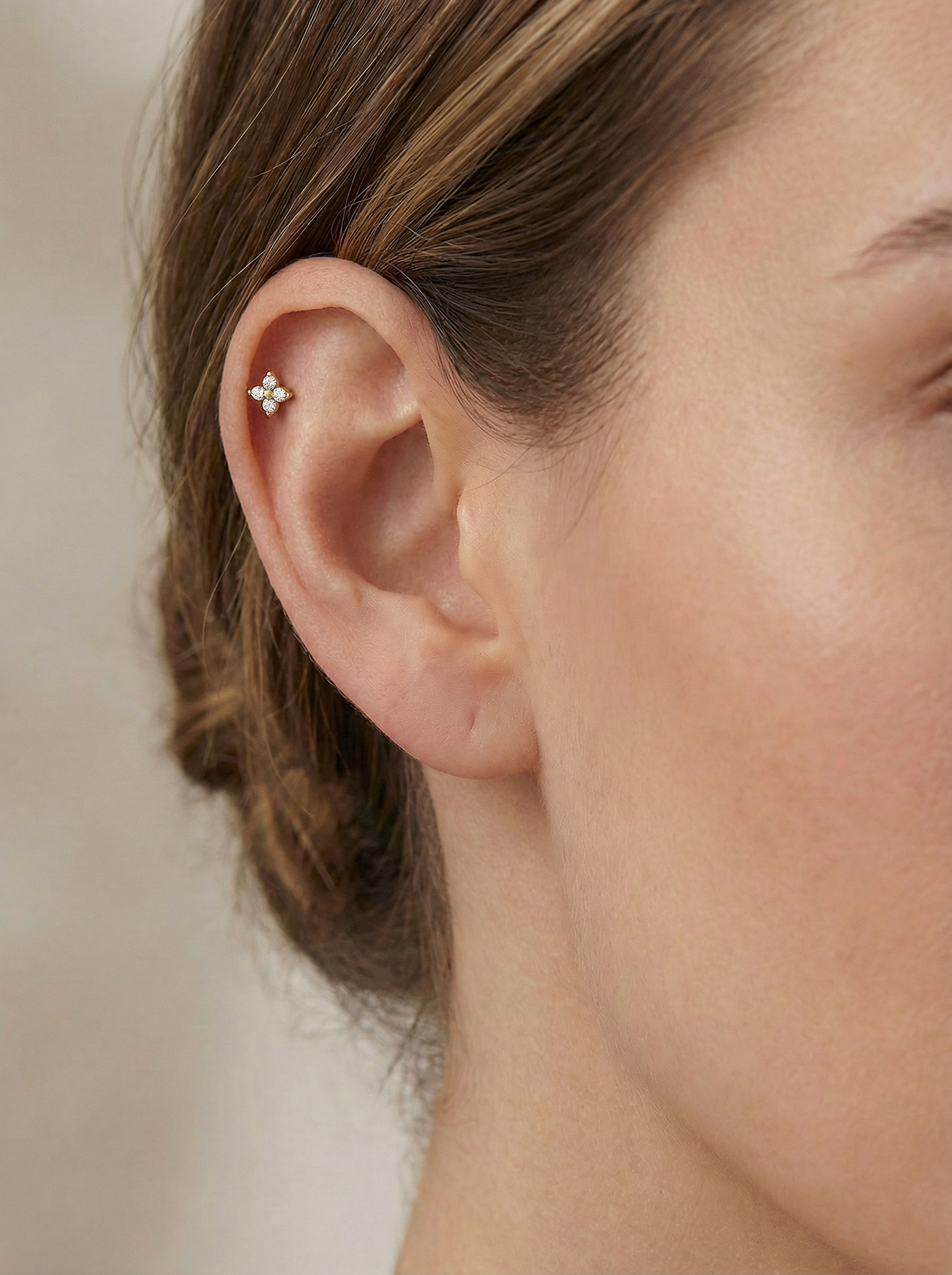 הליקס /  טראגוס זהב  מיוחד משובץ 4 יהלומים לבנים בצורת פרח