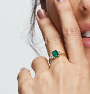 טבעת אירוסין משובצת אמרלד צ'טהאם מלבנית ו-6 יהלומים צדדים