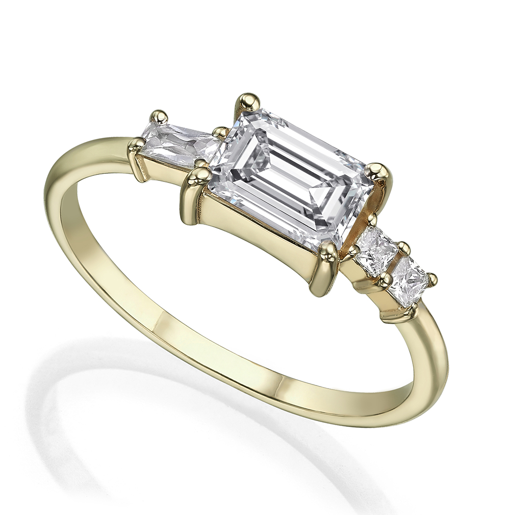 טבעת אירוסין משובצת יהלום אמרלד קאט מרכזי ויהלומים בחיתוך פרינסס ובגט בצדדים
