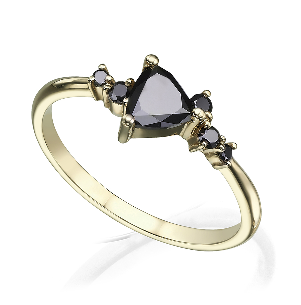 טבעת אירוסין משובצת יהלום שחור בחיתוך טריליון ויהלומים שחורים מסביב