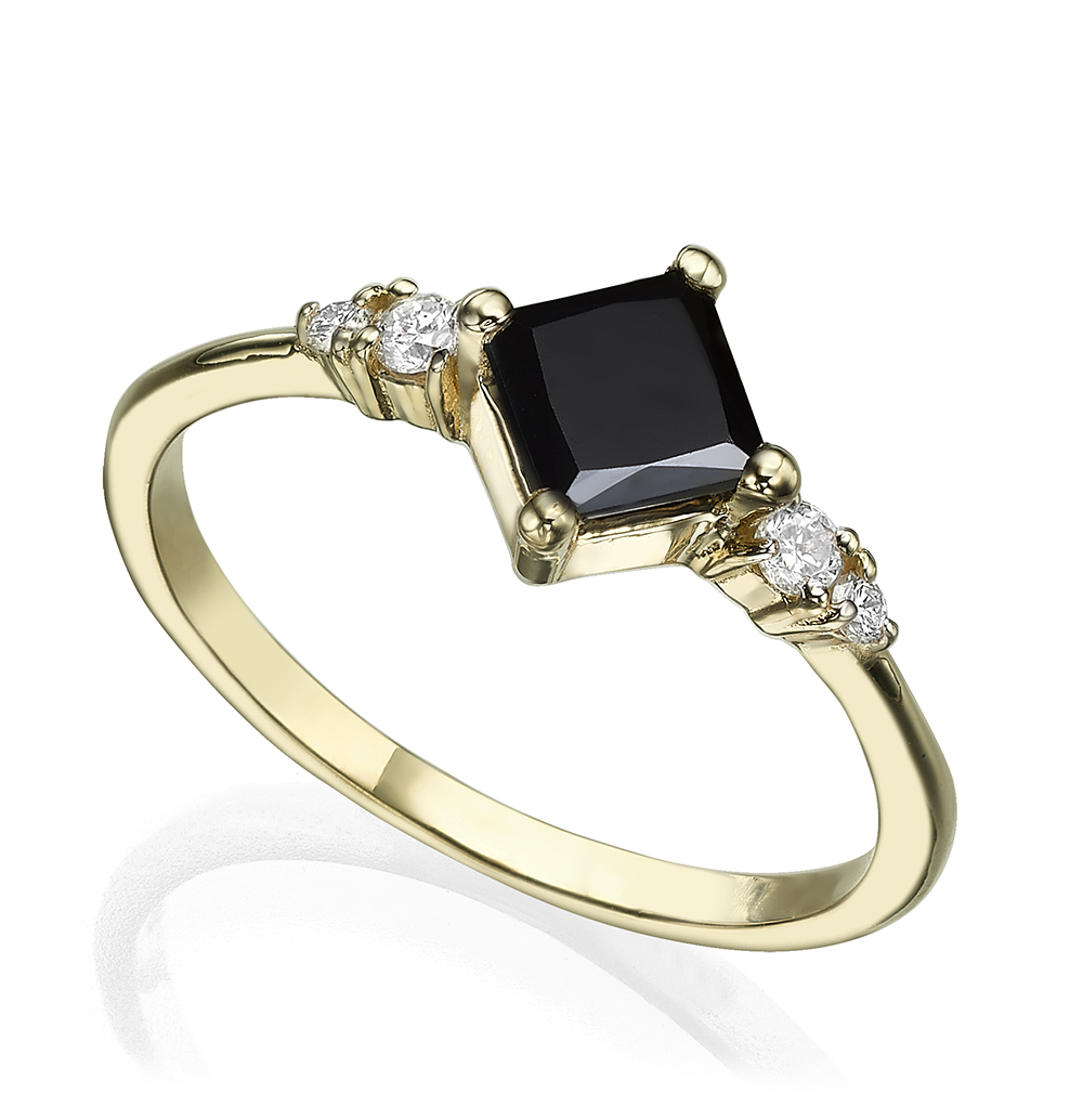 טבעת זהב משובצת יהלום שחור בחיתוך פרינסס ויהלומים לבנים בצדדים