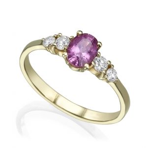 טבעת אירוסין עם אבן ספיר סגולה