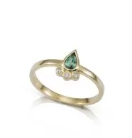 טבעת זהב משובצת ספיר ירוק בצורת טיפה ויהלומים